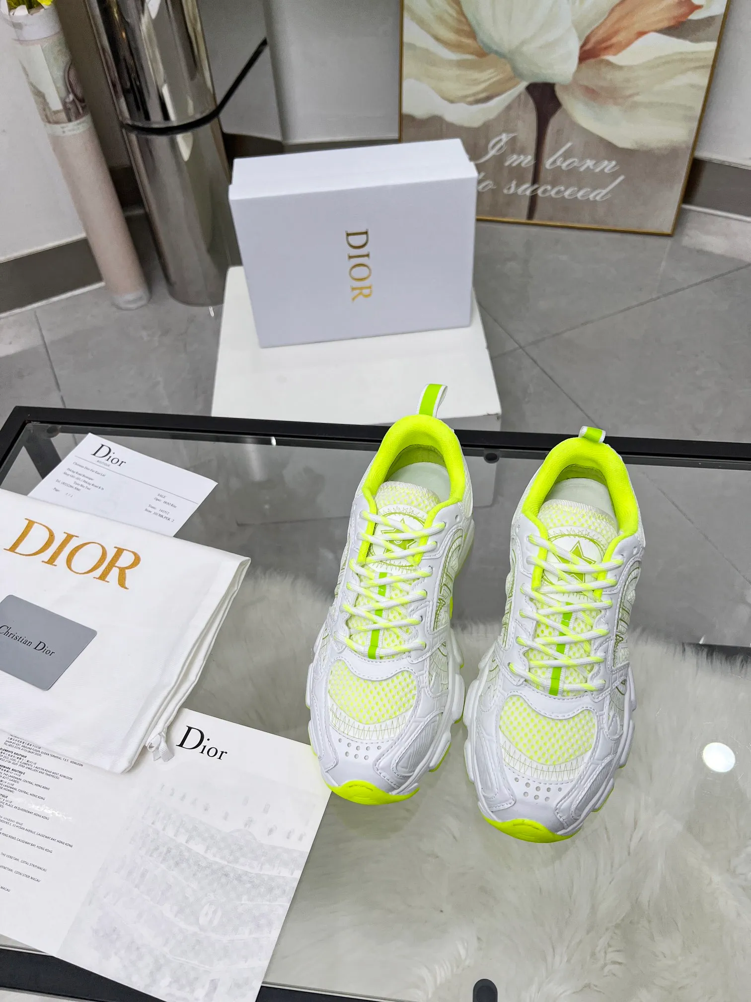 P560🐮🐮The official website of Dijia's new colors has been updated simultaneously [Celebration] This Dior Vibe sneaker incorporates Dior's high-end spirit and reinterprets classic running shoes. White mesh fabric features an Oblique print and is paired with laminated leather-effect panels in gold and silver tones for a contrasting look. It is further embellished with classic details such as 3D effect details, the lucky star symbol on the rear, and the logo on the tongue and rear pull tab. The lightweight sole is embellished with gray stars, complementing a variety of casual or elegant pieces for a modern look. Size: Women’s size 35-41 (35/42 can be customized) Men’s size 40-46 (39/46 can be customized)